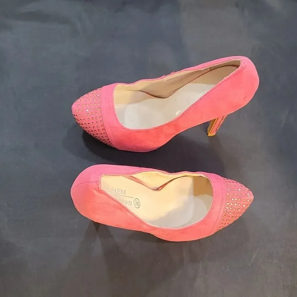 BRAND NEW HEM FASHION STUDS WOMEN